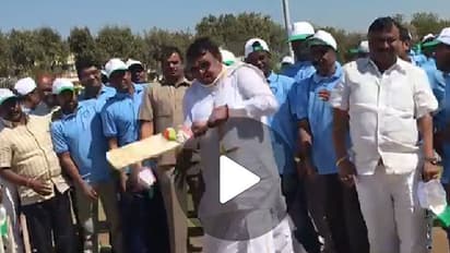 బ్యాట్ తో రెచ్చిపోయిన మంత్రి పోచారం (వీడియో)