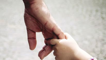 విమానంలోని తండ్రి ఆశీర్వాదం తీసుకున్న పైలట్.. కూతురి విజయానికి తండ్రి ఆనందభాష్పాలు.. వైరల్ వీడియో ఇదే