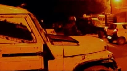 காஷ்மீரில் தீவிரவாதிகள் மீண்டும் தாக்குதல் - 2 போலீசார் உள்பட 3 பேர் பலி