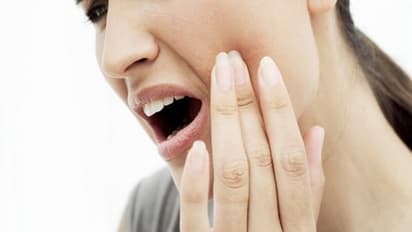 பல் வலியால் அவதியா? வீட்டு சமையலறையில் இந்தப் பொருட்களை கொண்டு எளிதில் போக்கலாம்...