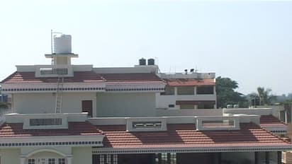 ಪಕ್ಕದ್ಮನೆಯವ ಕಾಪ್ಟರ್ನಿಂದ ಪುಷ್ಪಾರ್ಚನೆ ಮಾಡಿದ, ನನಗೂ ಹೆಲಿಕಾಪ್ಟರ್'ನಿಂದ ಹೂಮಳೆಗೆ ಅಸ್ತು ಎನ್ನಿ!