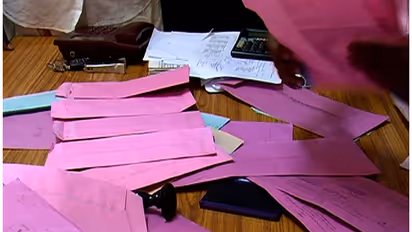 ದಾಖಲೆಗಳನ್ನು ಕಾಡಿನಲ್ಲಿ ಎಸೆದ ಪೋಸ್ಟ್ಮ್ಯಾನ್