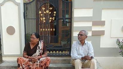 కొడుకు ఇంటిముందే తల్లిదండ్రుల ఆందోళన