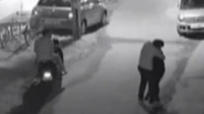 நூற்றுக்கும் மேற்பட்ட பெண்களுக்கு முத்தம் கொடுத்த சைக்கோ! பொறிவைத்து பிடித்த போலீசார்!