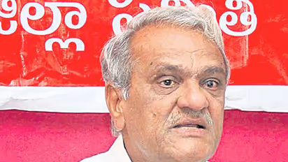 శారద పీఠాధిపతి స్వరూపానందతో సీపీఐ నారాయణ ఆసక్తికర సంభాషణ