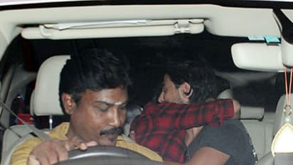 శృతీ హాసన్ కారులోనే అతన్ని కౌగిలిలో బంధించేసి.. ముద్దూ ముచ్చట..