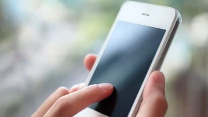 தூங்கிக் கொண்டிருந்த பெண்ணின் ஆடையைக் களைந்து படம் பிடித்த இளைஞர் கைது!