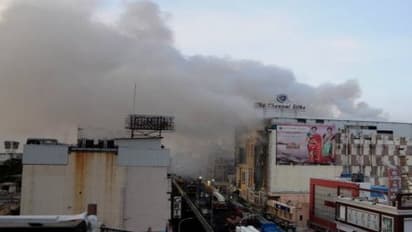 சென்னை சில்க்ஸ் கட்டடத்திற்கு இறுதி கவுண்டவுன்... ராட்சத இயந்திரம் மூலம் இடிக்கப்படுகிறது