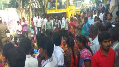 தினகரன் ஆதரவாளர்களை வெளியே விடுங்க.. ஆர்.கே.நகரில் சாலை மறியல்..!