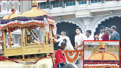 ಈ ಬಾರಿ ಮೈಸೂರು ದಸರಾದ ಉತ್ಸವ ಮೂರ್ತಿಗೆ ಸಿಂಗಾರ ಮಾಡಿದ ಸೀರೆ ನೀಡಿದ್ದು ಯಾರು ಗೊತ್ತಾ?