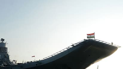 देश के सबसे बड़े विमानवाहक पोत में आग लगी, नौसेना के एक अधिकारी की मौत