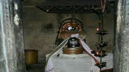 எண்ணெய் ஊற்ற ஊற்ற உறிஞ்சுக்கொண்டே இருக்கும் அதிசய சிவலிங்கம் !