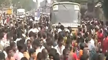 அமைச்சர் ஜெயக்குமாருக்கு எதிராக போர்க்கொடி - காசிமேடு மீனவர்கள் சாலை மறியல்... போலீஸ் தடியடி...