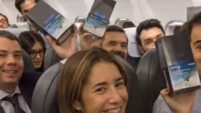 Watch: Samsung gifts 200 Galaxy Note 8 devices to passengers on a plane