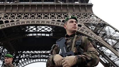 पैगंबर मोहम्मद के कार्टून विवाद पर एक शख्स ने शिक्षक का सिर काटा, फ्रांस को आतंकी हमले का शक