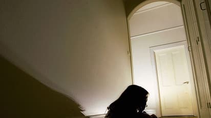 ধর্ষণে বাধা দেওয়ায় চুল কেটে ফেলা হল নাবালিকার, পুলিশের গাফিলতিতে উঠছে প্রশ্ন