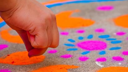 Republic Day Rangoli ಗಣರಾಜ್ಯೋತ್ಸವ ನಿಮಿತ್ತ ರಂಗೋಲಿ ಉತ್ಸವ, ರಸ್ತೆಯಲ್ಲಿ ಅರಳಿದ ಹೆಣ್ಣು ಮಕ್ಕಳ ರಕ್ಷಣೆ ಚಿತ್ರ!