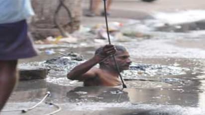 ஒழிக்கப்பட வேண்டிய பணியில் தமிழகத்தில் மட்டும் 363 பேர்... !!! தடை விதித்தும் பயனில்லை