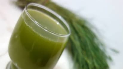 உங்களுக்கு வசீகரமான முகத் தோற்றம் வேண்டுமா? அப்படின்ன அருகம்புல் சாறு குடியுங்கள்...