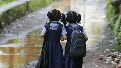 മഴ ശക്തമായ ജില്ലകളില് സ്കൂളുകള്ക്ക് അവധി പ്രഖ്യാപിച്ചു