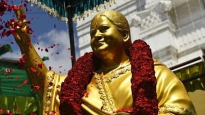 "சிலைய பார்க்கும்போதே தெரியுது நடப்பது அம்மா ஆட்சி இல்லன்றது!" டி.ஆர். அதிரடி!