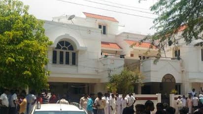 തമിഴ്നാട്ടില് മന്ത്രിയുള്പ്പെടെ പ്രമുഖരുടെ വീടുകളില് റെയ്ഡ്; 5.5 കോടി പിടിച്ചു