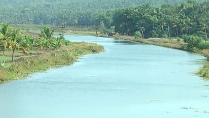 పశ్చిమ గోదావరి జిల్లాలో కాలువలోకి దూసుకెళ్లిన కారు: ముగ్గురు మృతి