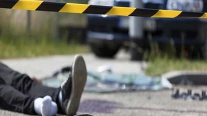 భవనంపై నుంచి దూకిన ప్రేమ జంట.. బాలుడు మృతి