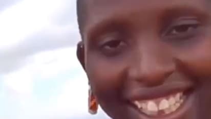 പാടിപ്പിച്ചയാളെ അവള് തിരിച്ചറിഞ്ഞില്ല; വീഡിയോ വൈറല്