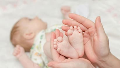 നവജാത ശിശുവിനെ പ്ലാസ്റ്റിക് കൂടിലാക്കി വില്ക്കാന് ശ്രമം; പിതാവ് പിടിയില്