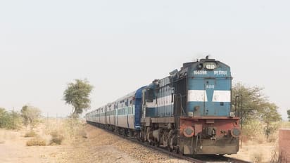 పట్టాలపై మద్యం తాగుతుండగా దూసుకొచ్చిన ట్రైన్......