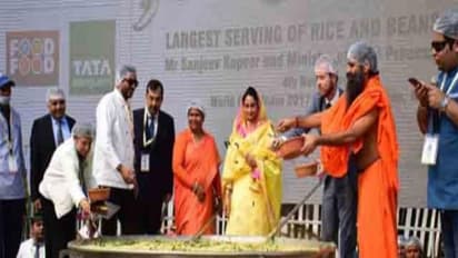 1000 கிலோ கிச்சடி... அசராம கிண்டிய பாபா ராம்தேவ்... உலக சாதனை படைச்சிட்டாங்க...