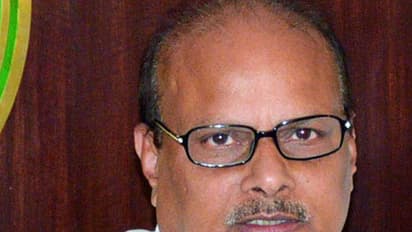 రాజధానిపై గెజిట్ లేదన్న బొత్స: సెక్రటేరియట్ లో ఎందుకున్నారంటూ యనమల కౌంటర్