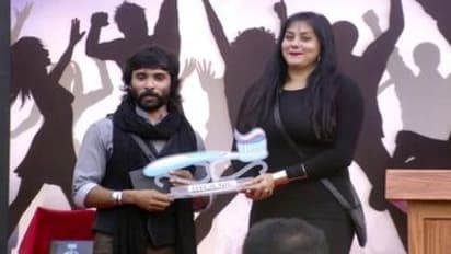 சைலண்டாக நடிகை நமிதாவை சைட் அடிக்கும் சினேகன்... கண்டிப்பா கவனிங்க...