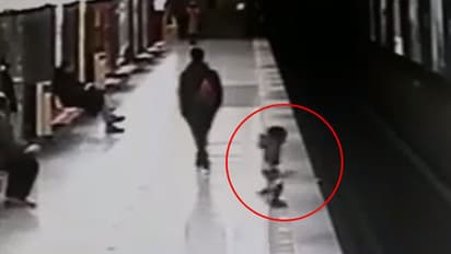 ട്രെയിന് വരുന്നതിന് മിനിറ്റുകള്ക്ക് മുമ്പ് രണ്ടര വയസുകാരന് പാളത്തില് വീണു