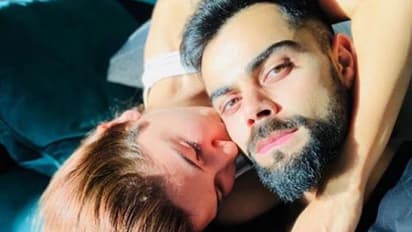 കോഹ്ലിയുടെ കവിളിലൊരു ചുംബനം: അനുഷ്ക പങ്കുവച്ച ചിത്രത്തെ ഏറ്റെടുത്ത് സോഷ്യല് മീഡിയ