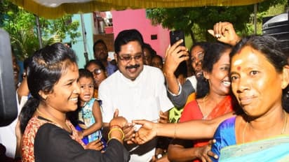 ஆர்.கே.நகரில் அலப்பறை! தினகரனுடன் செல்ஃபி எடுக்க முண்டி அடித்த பெண்கள்!