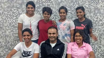 ಟೀಂ ಇಂಡಿಯಾ ವನಿತೆಯರ ಜತೆ ಫೋಸ್ ಕೊಟ್ಟ ಸೆಹ್ವಾಗ್