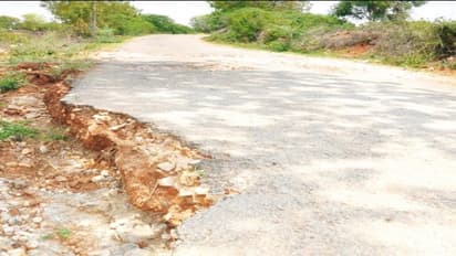 தார்ச்சாலை மரணம்; கண்ணீர் அஞ்சலி போஸ்டர் ஒட்டிய மக்கள்…