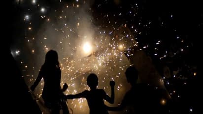 दिवाली पर पटाखों की बिक्री और पटाखे जलाने को सुप्रीम कोर्ट से सशर्त मंजूरी