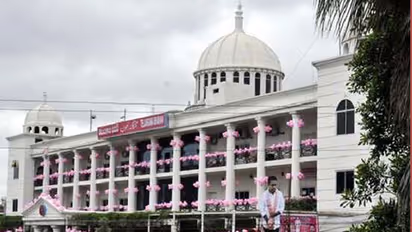 గన్‌తో హల్‌చల్: టీఆర్ఎస్ భవన్ లో  కట్టెల శ్రీనివాస్ హల్‌చల్