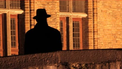 భర్త ఫోన్లోని ఫోటోలు అత్తామామలకు పంపిన భార్య.. లక్ష నష్టపరిహారం ఇమ్మన్న కోర్టు...