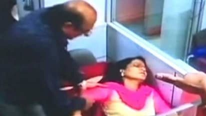 ಅತೀವ ಕೆಲಸದೊತ್ತಡ: ಕೌಂಟರ್`ನಲ್ಲೇ ಕುಸಿದುಬಿದ್ದ ಕ್ಯಾಷಿಯರ್