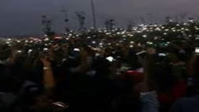 வலுக்கட்டாயமாக வெளியேற்றம்.. மெரினாவில் போலீஸ் அதிரடி…