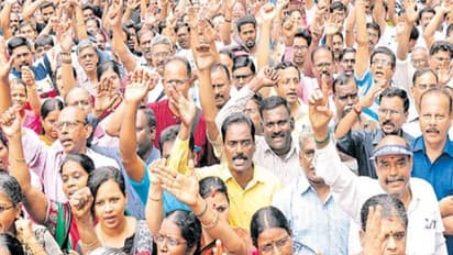 வங்கி ஊழியர்கள் போராட்ட எதிரொலி - ரூ.20 ஆயிரம் கோடி மதிப்பிலான காசோலைகள் தேக்கம்...