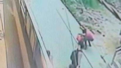 ಯುವತಿಯನ್ನು ಚುಚ್ಚಿ ಕೊಲೆ ಮಾಡಿದ ಪ್ರಿಯಕರ: ದೆಹಲಿಯಲ್ಲಿ ಹಾಡಹಗಲೇ ರಕ್ತಚರಿತ್ರೆ