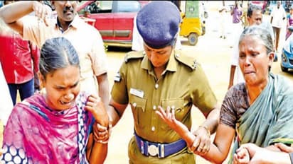 மதுரை ஆட்சியர் அலுவலகத்தில் தாய் மற்றும் மகள் பெட்ரோல் ஊற்றி தீக்குளிக்க முயற்சித்ததால் பரபரப்பு...