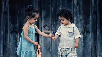 അച്ഛനും അമ്മയും വഴക്കിട്ടോട്ടെ, മക്കള് തമ്മില് സ്നേഹിച്ചാല് മതി