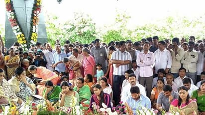 ఇడుపుల పాయలో వైఎస్ఆర్ కు ఘన నివాళి