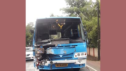 മാവേലിക്കരയില് സ്വകാര്യ ബസും ലോറിയും കൂട്ടിയിടിച്ച് 12 പേർക്ക് പരിക്ക്